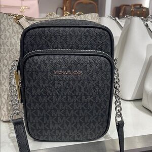 MICHAEL KORS Jet Set Travel Medium Logo Crossbody Flight Bag
Black 
NWT